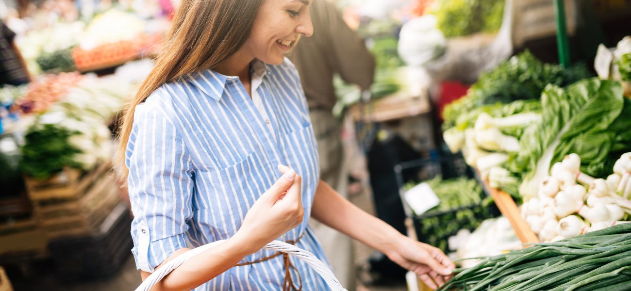 Woman-buying-superfoods