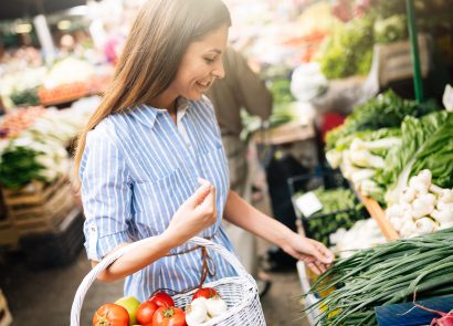 Woman-buying-superfoods