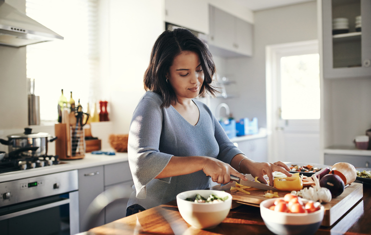 woman preparing healthy lunch