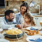 Family-eating-healthy-recipes