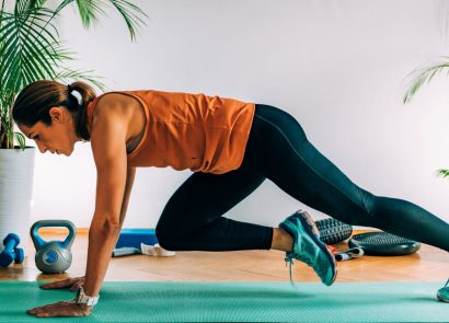 woman on yoga mat doing hiit workout