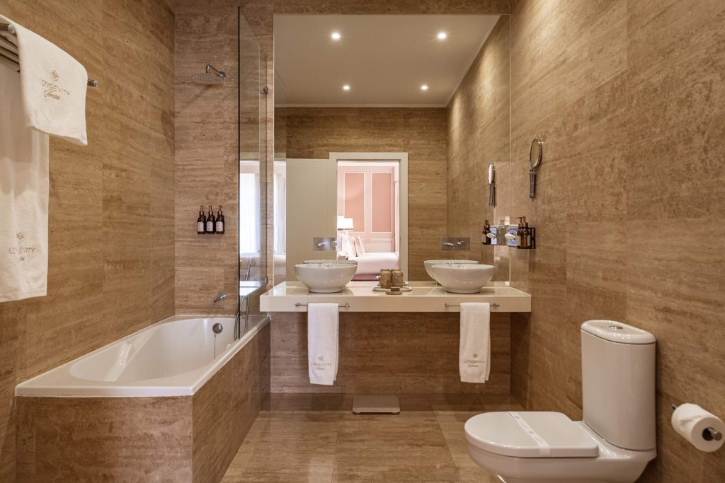 A bathroom at Longevity Senses Cascais