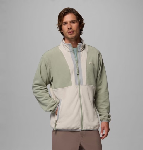 A man wearing the Men's Backbowl II Lightweight Fleece Jacket from Columbia Sportswear