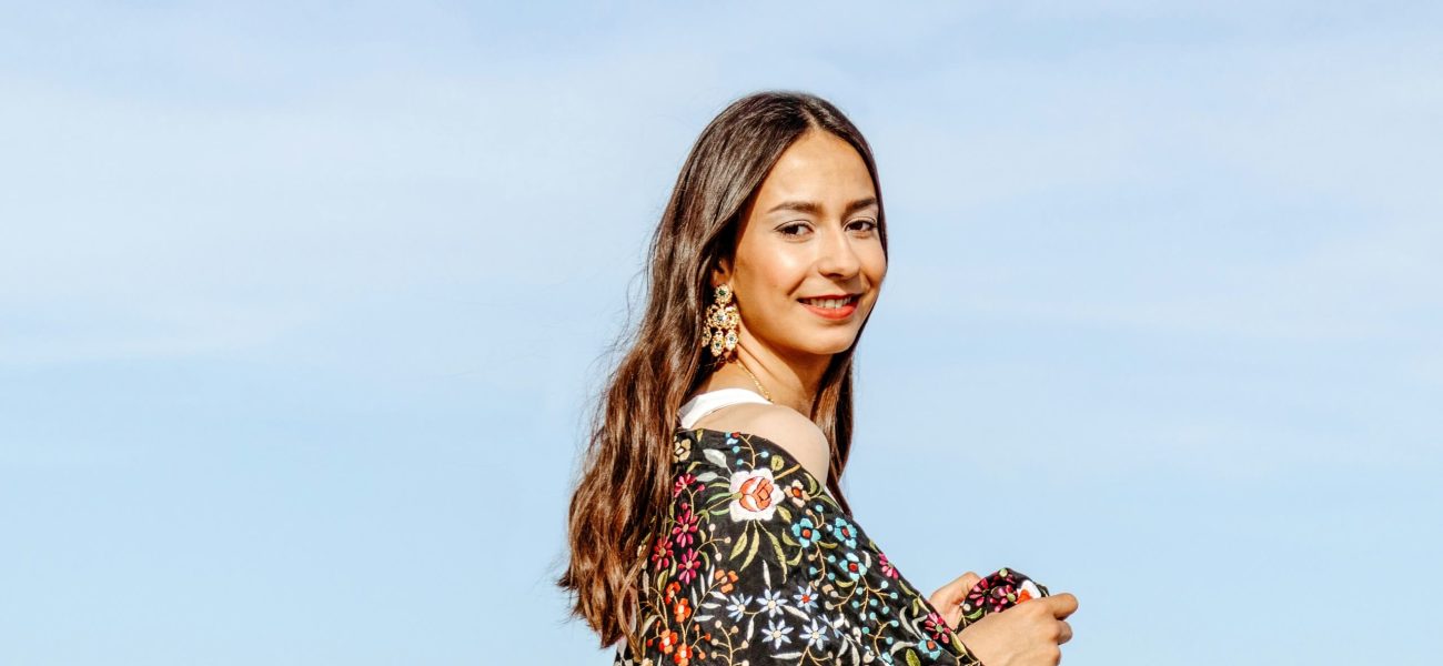 A woman wear a silk shawl outdoors