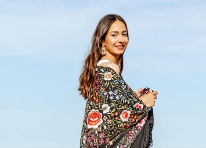 A woman wear a silk shawl outdoors