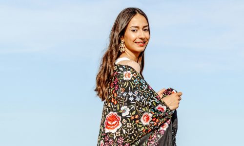 A woman wear a silk shawl outdoors